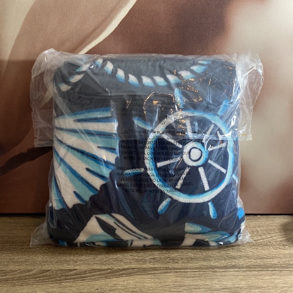 VB Travel Blanket in Fleece Shore Enough NWT - Picture 4 of 6